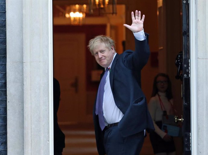 Archivo - 28 October 2019, England, London: UK Prime Minister Boris Johnson waves during his meeting with fundraisers for the Royal British Legion and purchases a poppy in front of the Downing Street door. Photo: Yui Mok/PA Wire/dpa