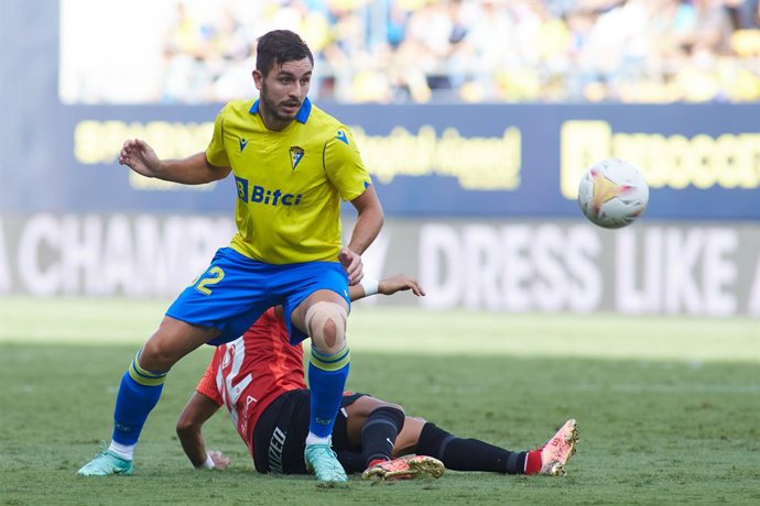 Archivo - Victor Chust of Cadiz in action during the spanish league, La Liga Santander, football match played between Cadiz CF and RDC Mallorca  at Nuevo Mirandilla stadium on October 31, 2021, in Cadiz, Spain.
