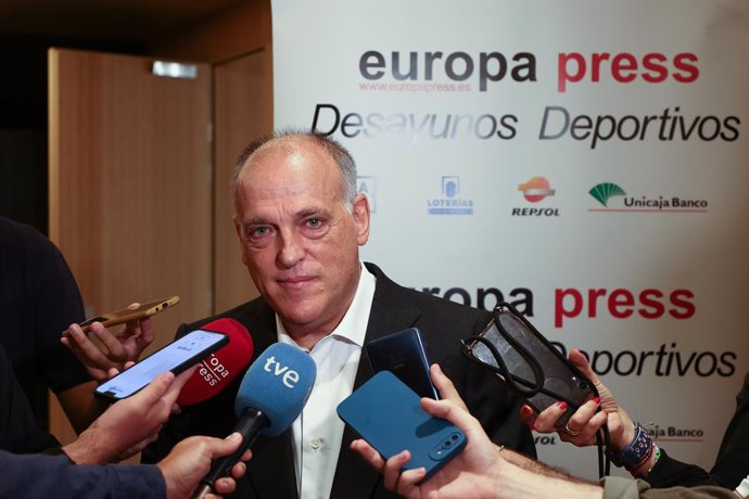 El presidente de LaLiga, Javier Tebas, responde a los medios en un desayuno deportivo de Europa Press, en el Auditorio Meeting Place, a 23 de junio de 2022, en Madrid (España).