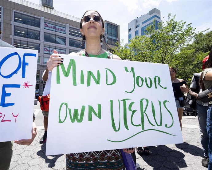 Una mujer sostiene una pancarta durante una manifestación por el derecho al aborto