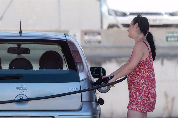 Una pasajera reposta en una gasolinera a la altura de Rivas, durante la primera operación salida del verano de 2022, a 1 de julio de 2022, en Madrid (España).