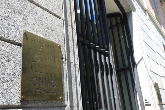 Archivo - Arxivo - Porta principal de la Comissió Nacional dels Mercats i la Competncia (CNMC) a Madrid.