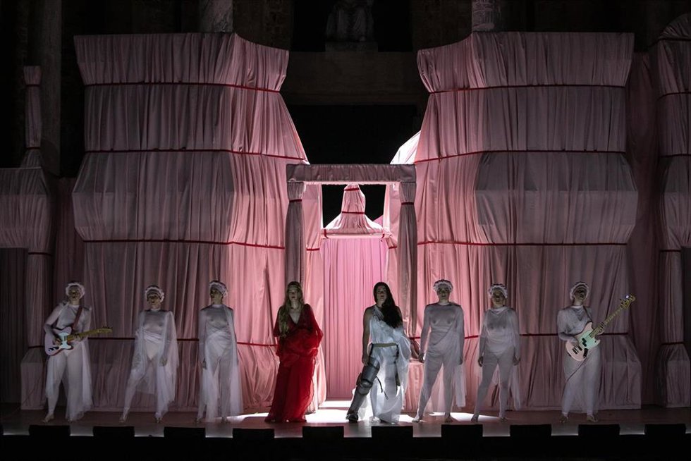Varias actrices durante el pase gráfico de la obra Safo en el Teatro Romano de Mérida, en el marco del Festival de Teatro Clásico de Mérida 