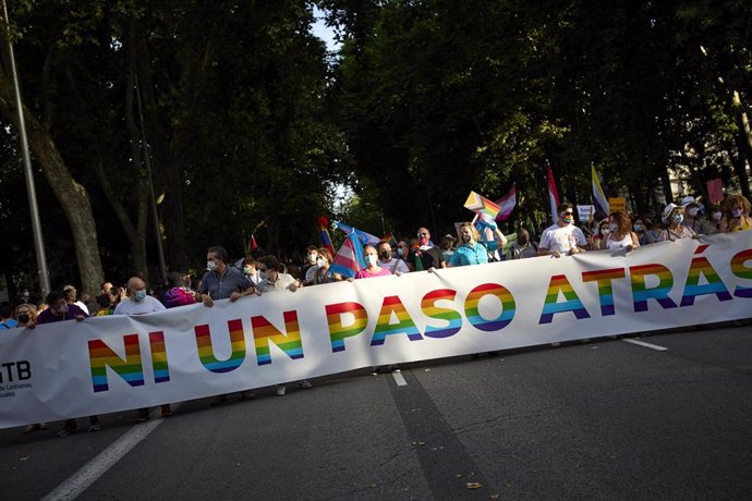 Archivo - Varias personas durante la manifestación del Orgullo LGTBI, a 3 de julio de 2021, en Madrid (España). 