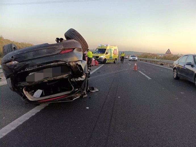 Una imagen del lugar del accidente, con el vehículo volcado sobre la calzada.