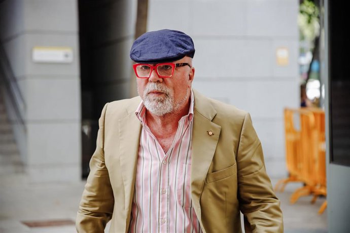 El comisario jubilado José Manuel Villarejo sale de declarar en la Audiencia Nacional.