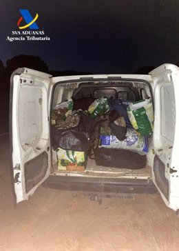 Furgoneta intervenida  con 592 kilos de hachís por el  Servicio de Vigilancia Aduanera de la Agencia Tributaria  en El Rincón (Huelva).