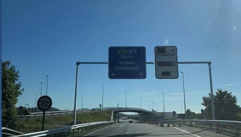 Archivo - Carteles en la autopista