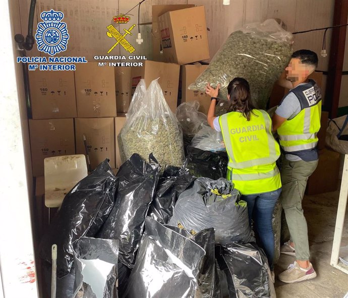 La Policía Nacional y la Guardia Civil incautan en Vilassar de Mar (Barcelona) el mayor alijo de marihuana intervenido en España, con seis toneladas.