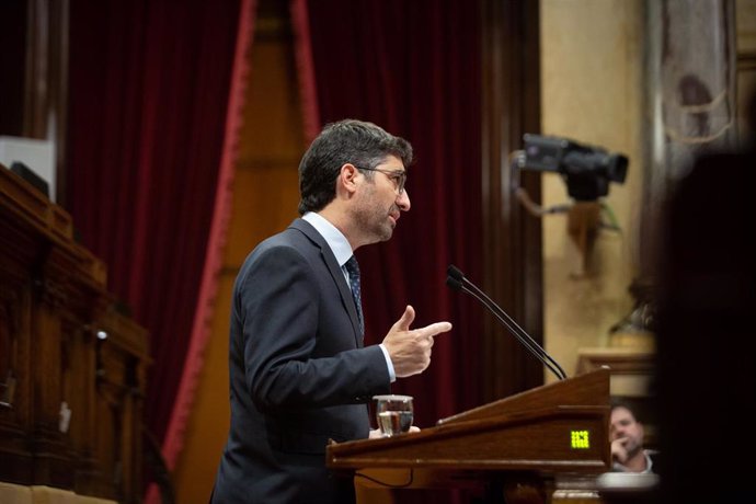 Archivo - El vicepresidente de la Generalitat, Jordi Puigenr, interviene en una sesión plenaria en una imagen de archivo. 