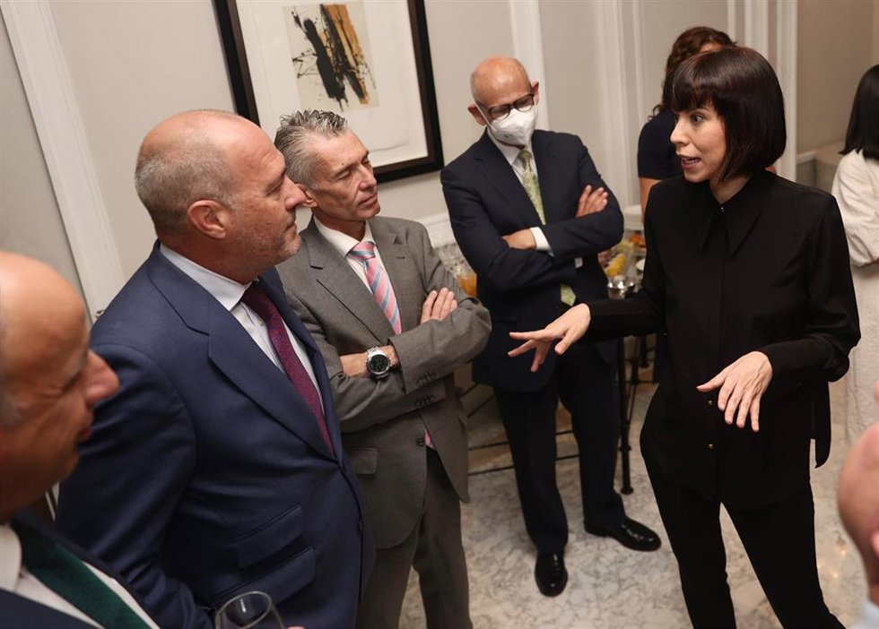La ministra de Ciencia e Innovación, Diana Morant (1d), conversa durante un desayuno informativo de Europa Press, en el hotel Villa Magna, a 7 de julio de 2022, en Madrid (España).