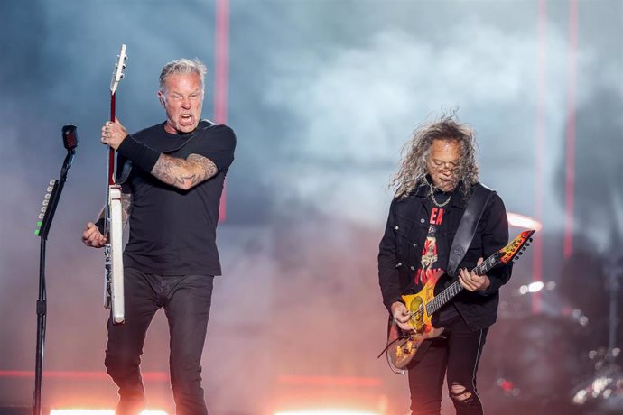Los guitarristas James Hetfield y Kirk Hammett de la banda Metallica durante el primer día del festival Mad Cool 2022 en Valdebebas, a 6 de julio de 2022, en Madrid (España). 