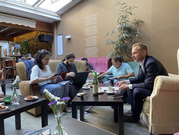 El portavoz de la Representación de la Comisión Europea en España, Maciej Berestecki, en un encuentro en Santiago de Compostela con medios de comunicación.