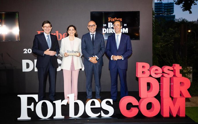 José Ignacio Goirigolzarri, presidente de CaixaBank; M Luisa Martínez Gistau, directora de Comunicación y Relaciones Institucionales de CaixaBank; Andrés Rodríguez, editor y director de Forbes España; Gonzalo Gortázar, consejero delegado de CaixaBank