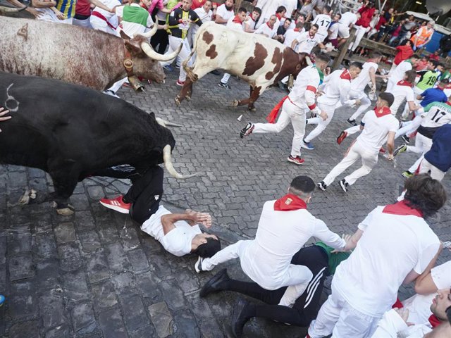 Cruz Roja realiza 49 atenciones tras el primer parto, cuatro de ellas por trámites Un hombre tirado en el suelo durante el primer encierro de las fiestas de San Fermín 2022 en el Rancho Núñez de Cuvillo el 7 de julio de 2022 en Pamplona, Navarra (España).