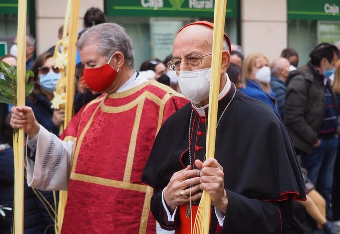 Archivo - El Cardenal Arzobispo, Ricardo Blázquez (d), durante la procesión de Las Palmas, desde unos balcones, a 10 de abril de 2022, en Valladolid, Castilla y León (España). 