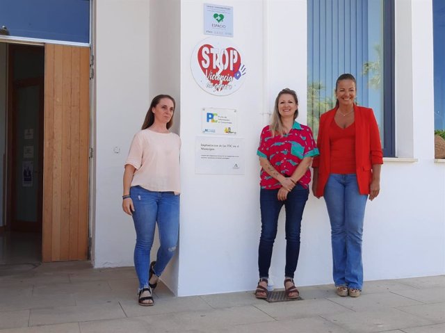 La delegada de Turismo de la Junta en Huelva en funciones, María Ángeles Muriel, (derecha) ha visitado este jueves Cala donde ha mantenido una reunión con su alcaldesa, María Teresa Rodríguez, para conocer el proyecto de la nueva web turística.