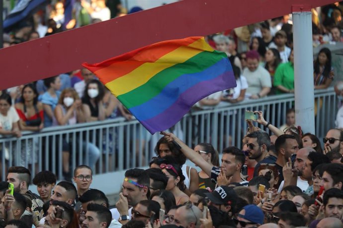 Una persona sostiene una bandera LGTB en el Orgullo, a 6 de julio de 2022, en Madrid (España). 