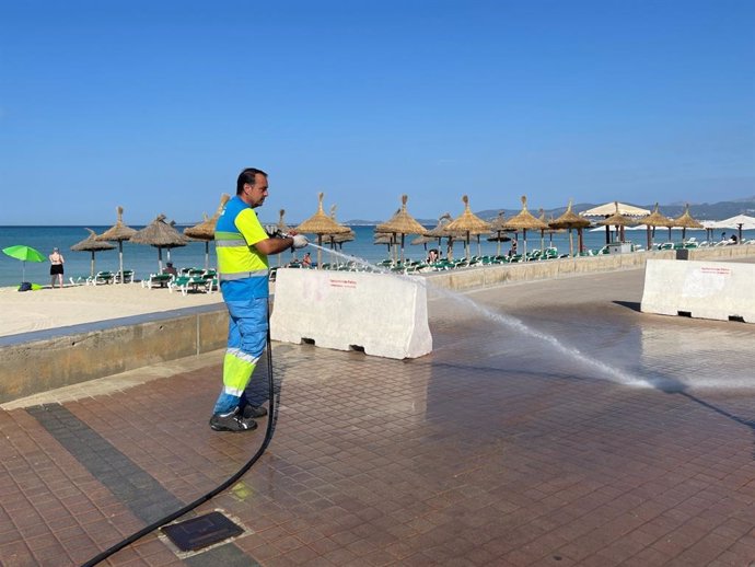 Trabajador de Emaya en la Playa de Palma.