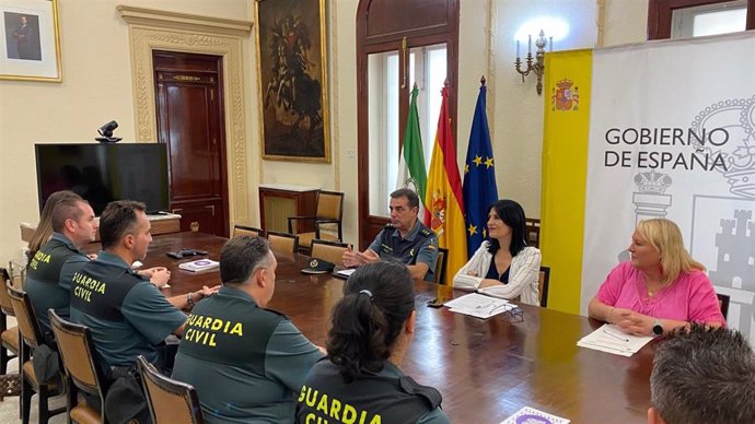 La subdelegada del Gobierno en Granada, Inmaculada López Calahorro, y el coronel de la Comandancia de la Guardia Civil de Granada, Francisco García, han mantenido una reunión con miembros de los equipos Viogén.