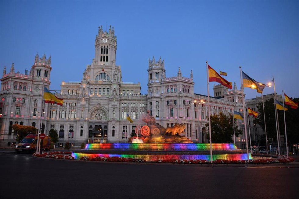 Vista de la fuente y el Palacio de Cibeles con los colores de la bandera LGTB, a 6 de julio de 2022, en Madrid (España). Con motivo del #OrgulloMadrid2022, el Palacio de Cibeles, sede del Ayuntamiento de Madrid, se encuentra iluminado con los colores de