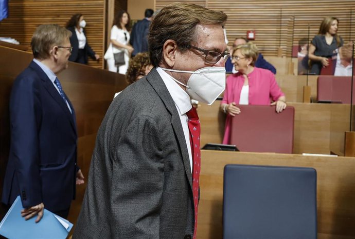 El conseller de Sanidad, Miguel Mínguez, durante una sesión de control