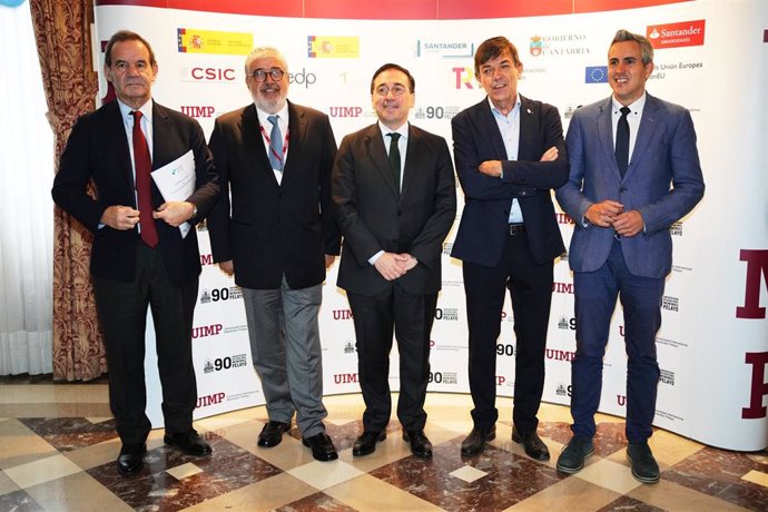 El presidente del Instituto Elcano, José Juan Ruiz (2i); el ministro de Asuntos Exteriores, José Manuel Albares (3i); el rector de la UIMP, Carlos Andradas (4i) y el vicepresidente y portavoz del Gobierno, Pablo Zuloaga (5i), en la inauguración del curs