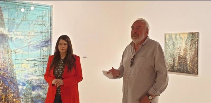 La vicepresidenta segunda de la Diputación de Valladolid, Gema Gómez, y el artista vallisoletano 'Pablo Ransa', durante la presentación de la exposición 'Pintura' en el Palacio de Pimentel