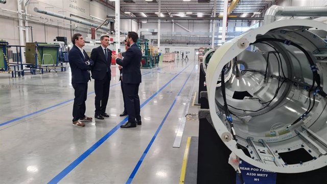El delegado del Gobierno de España en Andalucía, Pedro Fernández, durante una visita a las instalaciones de la empresa de ingeniería Sofitec.