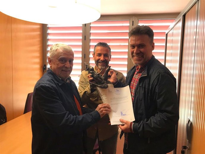 Archivo - Donan al Museo de Nerja maqueta de la escultura 'Rapto de Europa' y parte del archivo del cronista José Adolfo Pascual