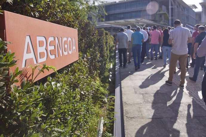 Los trabajadores de Abengoa se concentran a las puertas de la sede en Palmas Altas para el rescate de la empresa sevillana, a 22 de junio de 2022 en Sevilla (Andalucía, España).