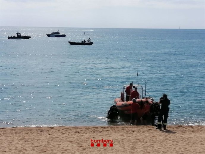 Un dispositivo de emergencias busca a una persona que según dos testigos desapareció en el mar de Blanes (Girona)