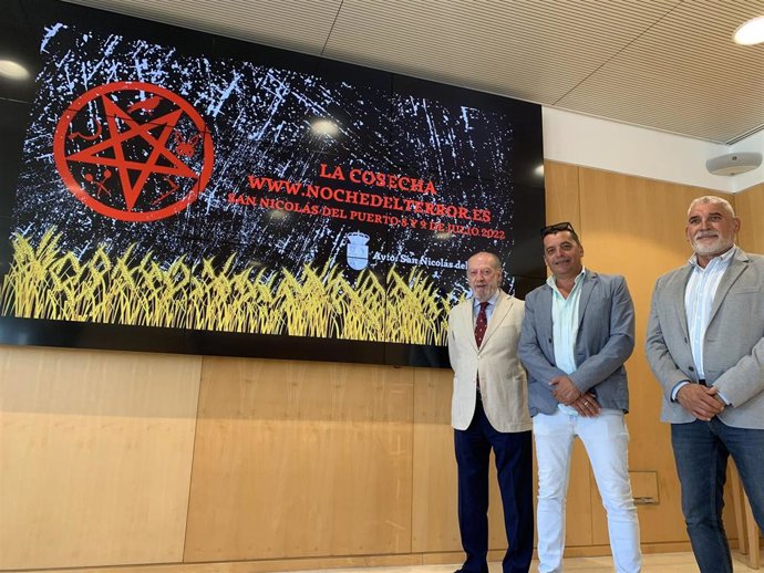 El presidente de la Diputación de Sevilla, Fernando Rodríguez Villalobos, y el alcalde de San Nicolás del Puerto, Juan Carlos Navarro, junto a uno de los miembros del gobierno local de este municipio sevillano.