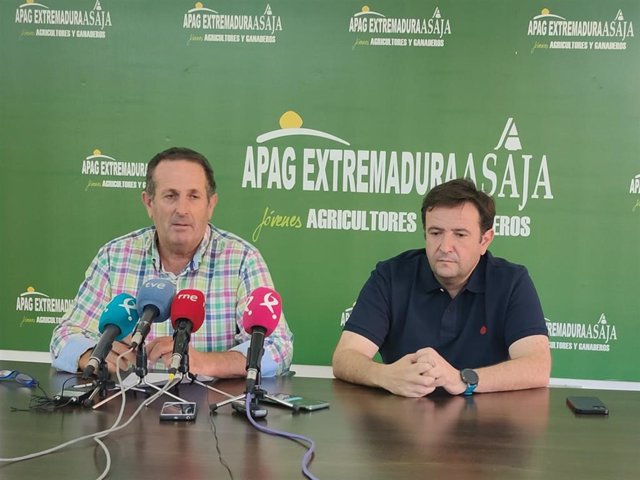 El presidente de Apag Extremadura Asaja. Juan Metidieri, junto a Juan Antonio Álvarez Lázaro, que ocupará una vocalía en el Consejo Regulador de la DO Cava.