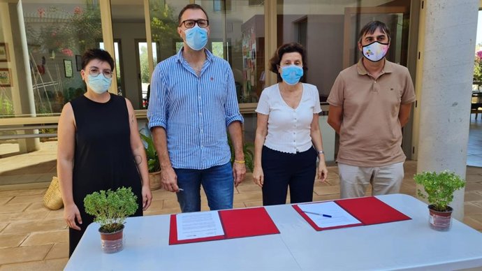 Asuntos Sociales y Manacor firman un convenio para la financiación de 26 plazas de personas mayores dependientes.