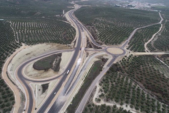 Archivo - Vsta aérea de los nuevos tramos en obras de la A-32/Archivo