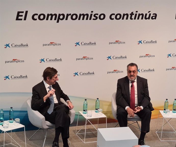 El presidente de CaixaBank, José Ignacio Goirigolzarri, junto al presidente del Comité Paralímpico Español, Miguel Carballeda, durante el acto de presentación del nuevo acuerdo entre ambas entidades.