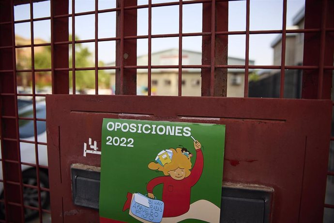 Un carteles que reza 'Oposiciones 2022, si hay plazas apruebas fijo', en el IES Butarque, a 18 de junio de 2022, en Leganés, Madrid, (España). 