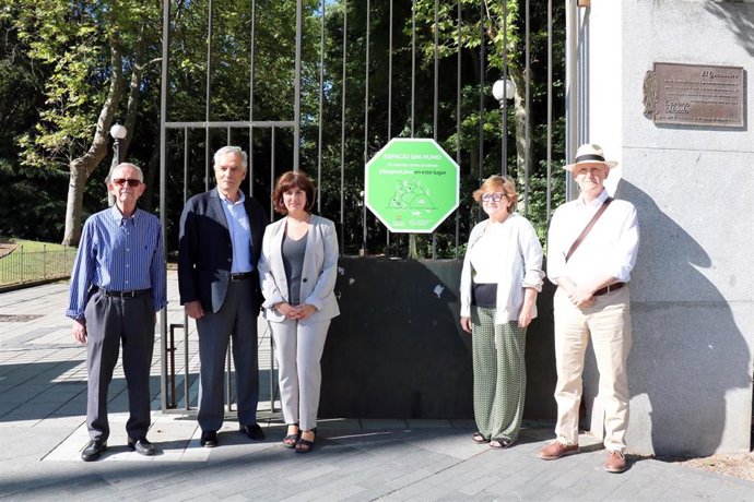 La concejala de Medio Ambiente y Desarrollo Sostenible, María Sánchez; junto al presidente de la AECC en Valladolid, Artemio Domínguez, y el concejal de Salud Púbica y Seguridad Ciudadana, Alberto Palomino, en el Campo Grande de Valladolid