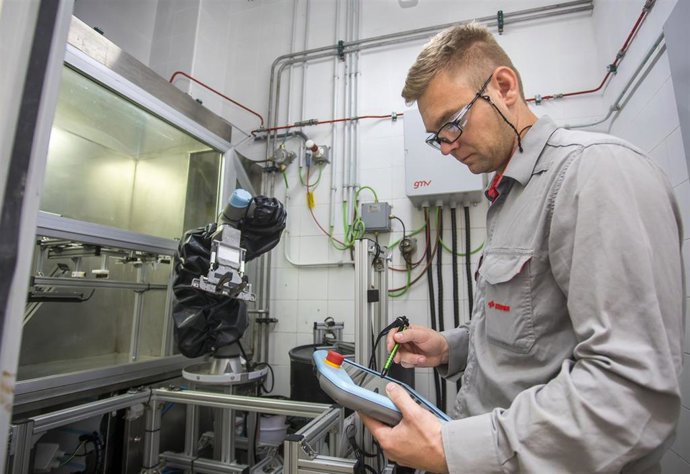 Cepsa ha presentado esta semana un nuevo robot colaborativo (Cobot) que dará apoyo a los servicios analíticos del Parque Energético La Rábida, en Palos de la Frontera (Huelva).