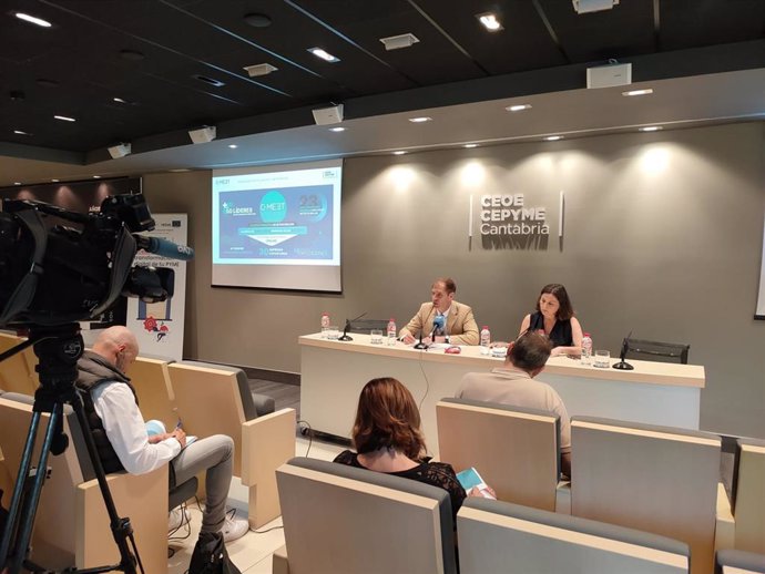 El presidente y la directora general de CEOE, Enrique Conde e Isabel Cuesta, presentan en rueda de prensa 'C-MEET', un encuentro para promover la innovación y la digitalización en las empresas