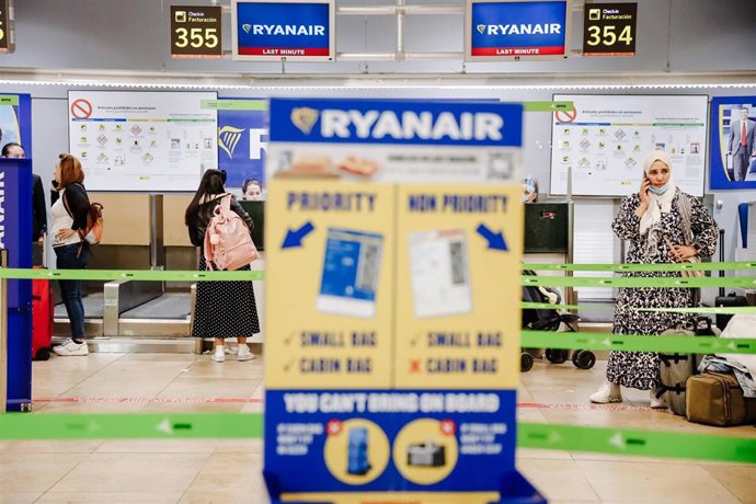 Pasajeros esperan en los mostradores de facturación de Ryanair, en foto de archivo.