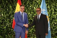 Sánchez se reúne en Ginebra con el director general de la OMS y pide prepararse ante posibles crisis sanitarias