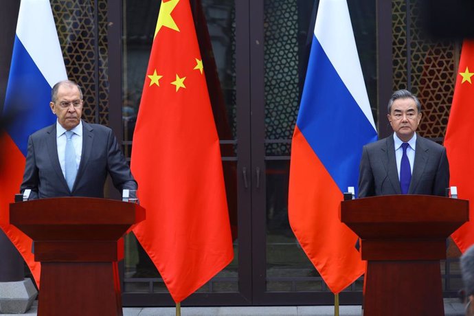 Archivo - Sergei Lavrov y Wang Yi.