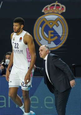 Archivo - El pívot caboverdiano Walter Samuel Tavares y el ya ex entrenador del Real Madrid Pablo Laso en el partido de la Euroliga contra el AX Armani Exchange Milan en el WiZink Center.