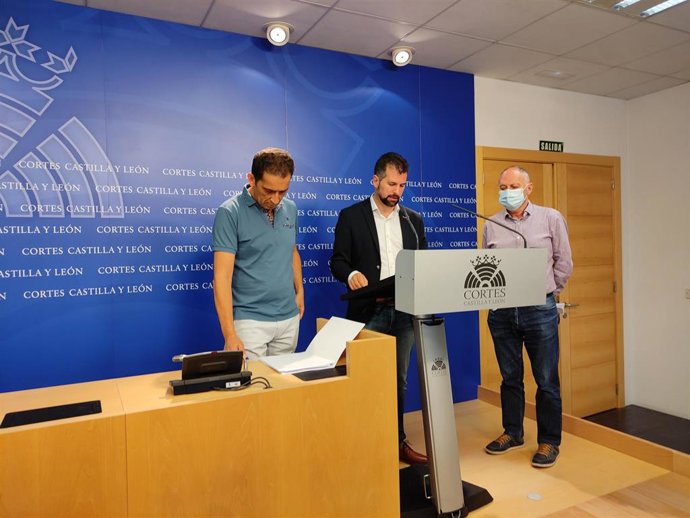 Los secretarios generales de CCOO y UGT en Castilla y León, Vicente Andrés (i) y Faustino Temprano (d), respectivamente, junto al secretario general del PSOE en la Comunidad, Luis Tudanca (centro).