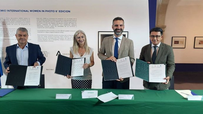 Firma del acuerdo por el 30 aniversario del CAF, en Almería