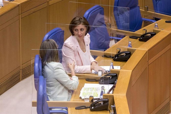 Las conselleiras de Medio Ambiente, Ángeles Vázquez, y de Infraestruturas e Mobilidade, Ethel Vázquez, en el Parlamento