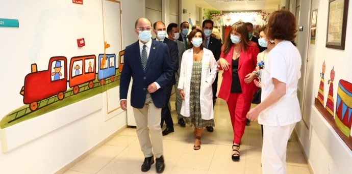 El presidente de Aragón, Javier Lambán, y la consejera de Sanidad, Sira Repollés, visitan la planta del Hospital Materno Infantil de Barbastro.