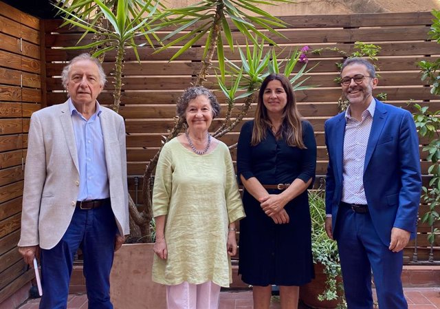 El presidente de Grup 62, Josep Ramoneda, junto a la escritora Maria Barbal; la editora de Columna Edicions, Gloria Gasch, y el director editorial de Grup 62, Emili Rosales, en Barcelona